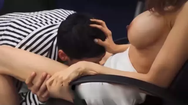 KTV quan hệ với một nữ sinh viên da trắng, mũm mĩm, theo giai điệu của bản nhạc, và bộ ngực của cô ấy lắc lư theo nhịp điệu