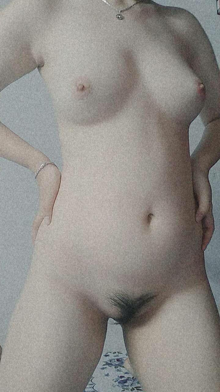 Đã ai làm gì đâu, mới móc bằng 1 ngón em đã bắn nước ướt cả tay