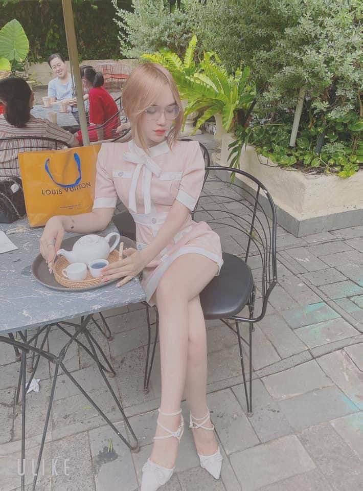 Cô nhân viên thiếu thốn "tình cảm" và tên quản lý già may mắn